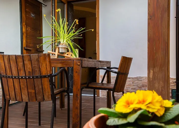 Black And WiteAlbergo